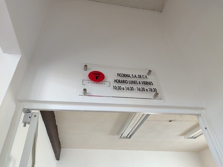 Identidad FICORMA en oficina
